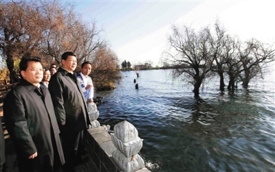 习近平来到洱海边的湾桥镇古生村了解洱海生态保护情况 习近平来到洱海边的湾桥镇古生村了解洱海生态保护情况